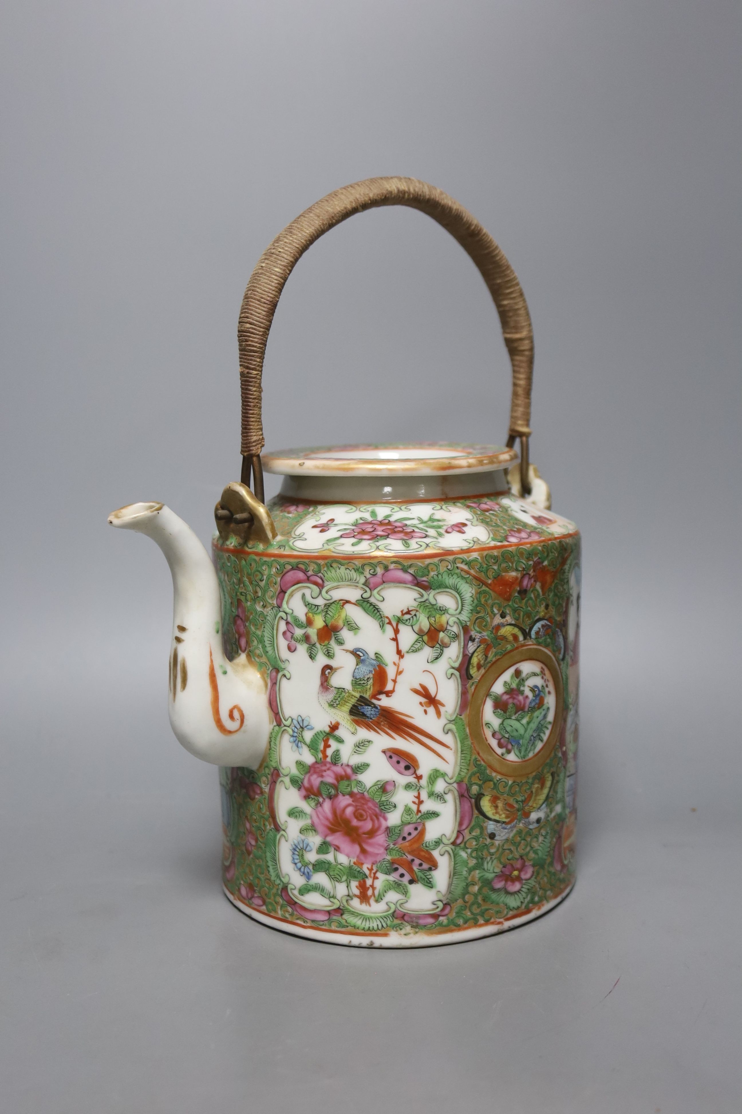 A Chinese enamelled porcelain teapot, three dishes and a Samson plate